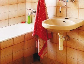 Często przyjmuje się, że szczelne wyłożenie łazienki płytkami ceramicznymi wystarczy do zabezpieczenia jej przed wodą i wilgocią. Nie jest to prawdą – niezbędna jest odpowiednia hydroizolacja.